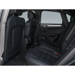 Asientos traseros de un coche de alta gama para edición de fotografía de interior.