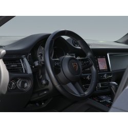 Lenkraddetail eines Premium-Fahrzeugs für professionelle Innenraumretusche.