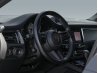 Lenkraddetail eines Premium-Fahrzeugs für professionelle Innenraumretusche.