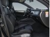 Vista lateral interior de un SUV premium con asientos delanteros para edición de fotografía de coche.