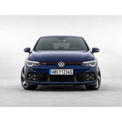 Frontansicht eines Autos mit sichtbarem Kennzeichen vor dem professionellen Ersetzen oder Bearbeiten.