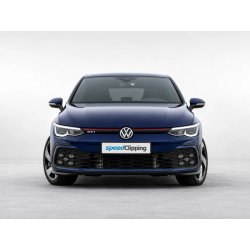 Vista frontal de un coche con matrícula reemplazada después de la edición profesional de imagen.
