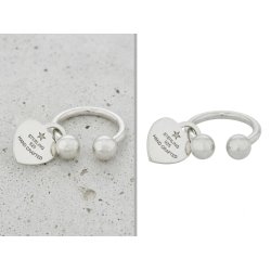 Edición de imagen de anillo plateado con colgante de corazón sobre fondo blanco sin sombra