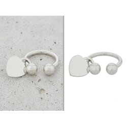 Edición de imagen de anillo plateado con colgante de corazón retocado sobre fondo blanco sin sombra