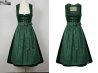 Vestido dirndl verde antes y después del efecto maniquí invisible con interior del cuello y etiqueta visibles