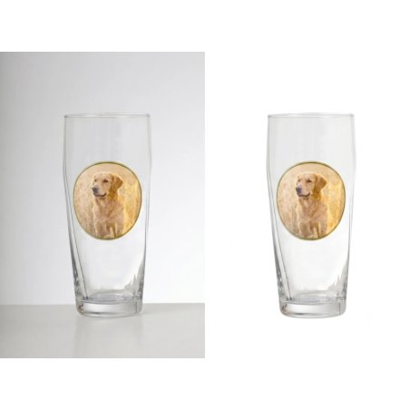 Freisteller eines personalisierten Bierglases auf sauberem weißem Hintergrund für E-Commerce