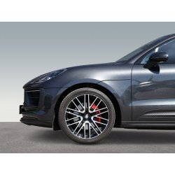 Detalle de rueda y lateral de un coche de alta gama negro para edición profesional de imagen de vehículo.