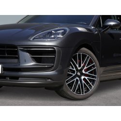 Front- und Raddetail eines schwarzen Premium-SUV zur professionellen Hintergrundentfernung.