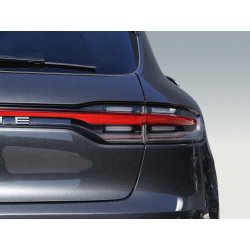 Detalle de luz trasera de un coche de lujo negro para retoque fotográfico profesional.