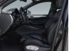 Asientos delanteros de un coche de alta gama para edición profesional de interiores de vehículos.